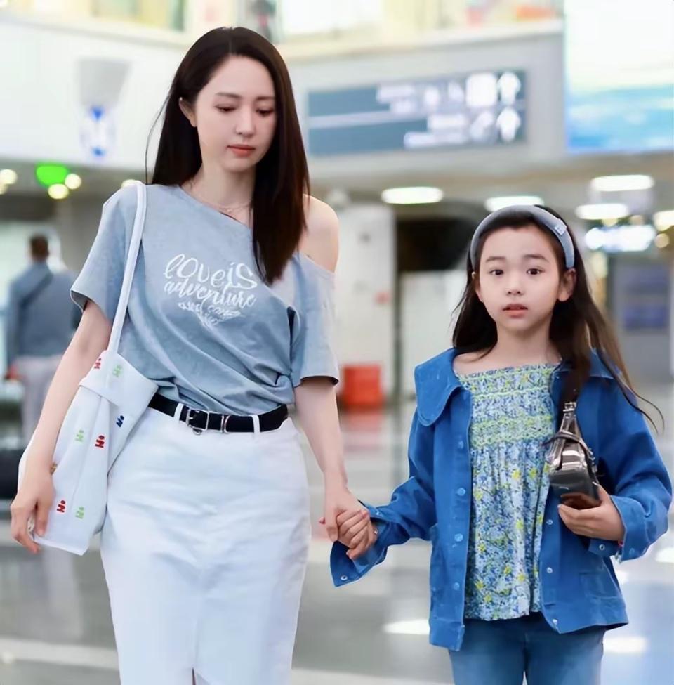 董璇带女儿现身眼科医院，9岁酒窝穿校服扎马尾，看着很安静
