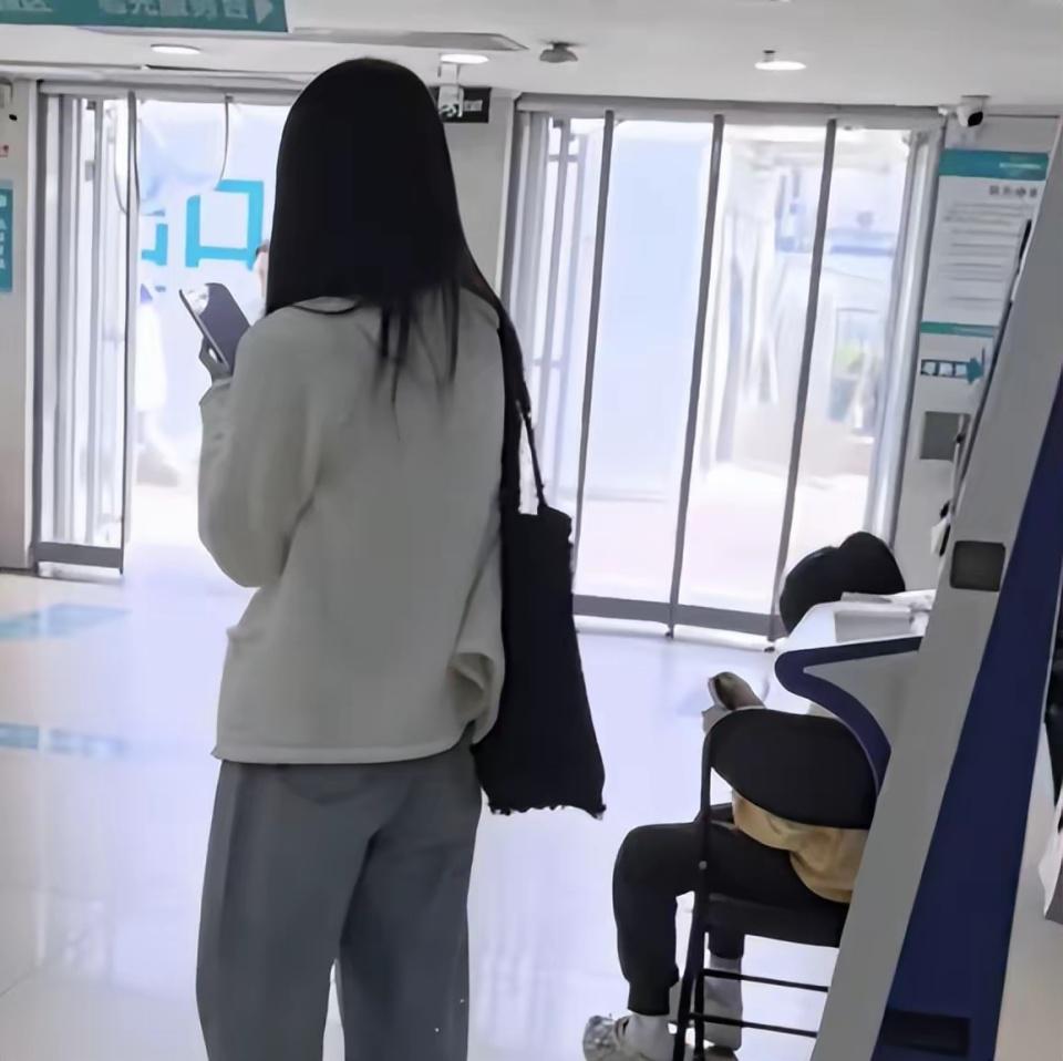 董璇带女儿现身眼科医院，9岁酒窝穿校服扎马尾，看着很安静