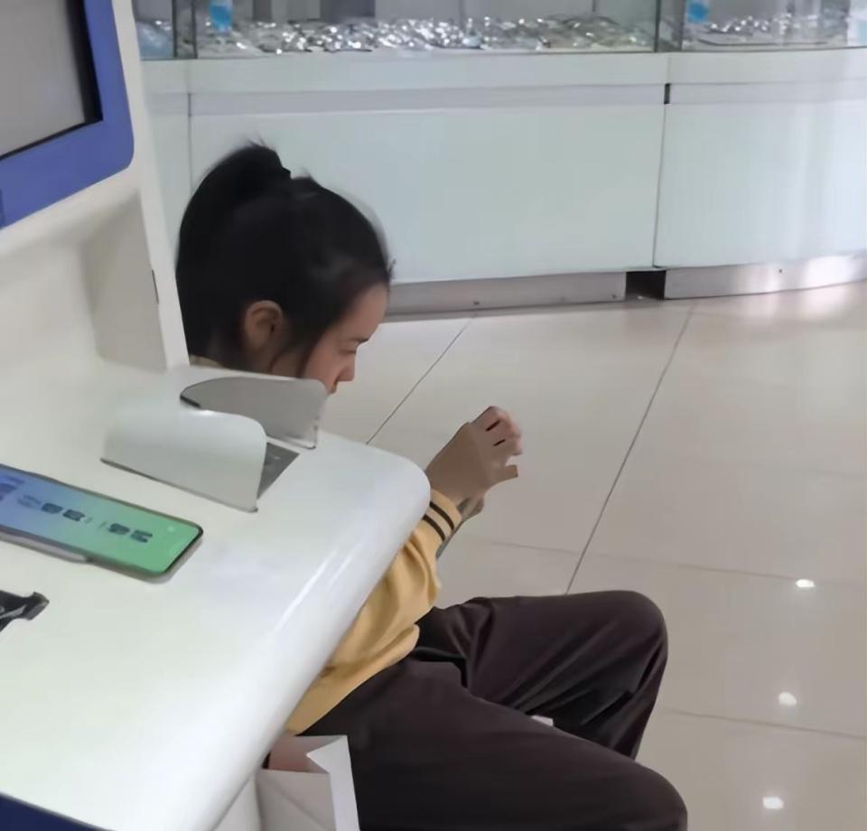 董璇带女儿现身眼科医院，9岁酒窝穿校服扎马尾，看着很安静