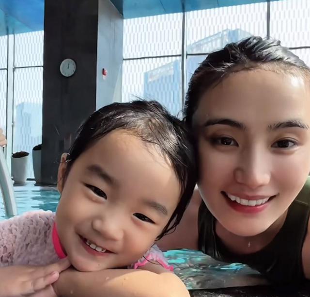 海哈金喜回应离婚后家里摆李亚鹏照片，谈复婚和前夫反应如出一辙