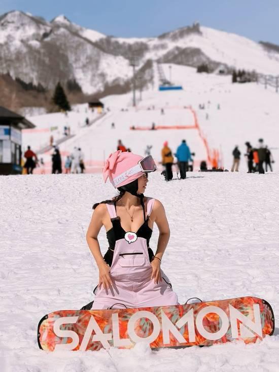 台湾女艺人日本滑雪 雪地露胸拍照！遭网友批评