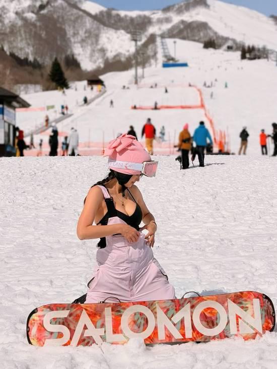 台湾女艺人日本滑雪 雪地露胸拍照！遭网友批评