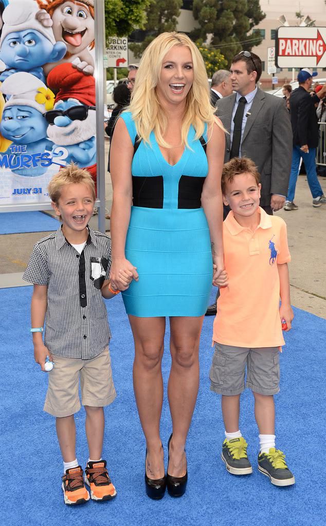 44岁布兰妮和俩儿子久违同框，游艇上着泳衣跳舞很开心，却引发担忧