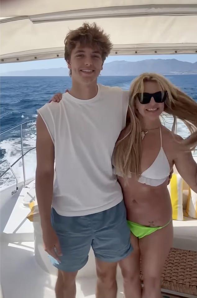 44岁布兰妮和俩儿子久违同框，游艇上着泳衣跳舞很开心，却引发担忧