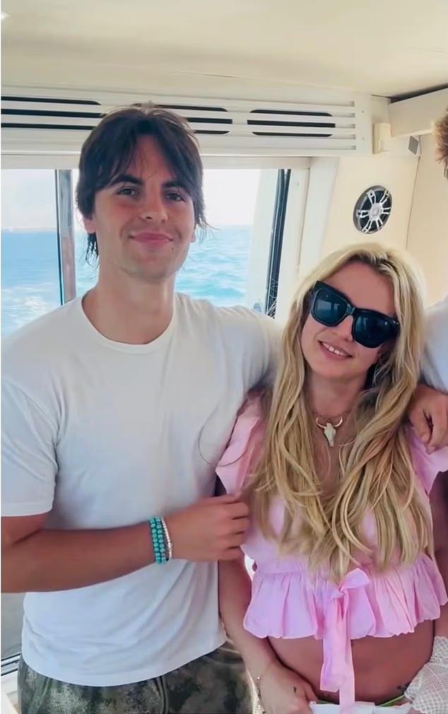 44岁布兰妮和俩儿子久违同框，游艇上着泳衣跳舞很开心，却引发担忧