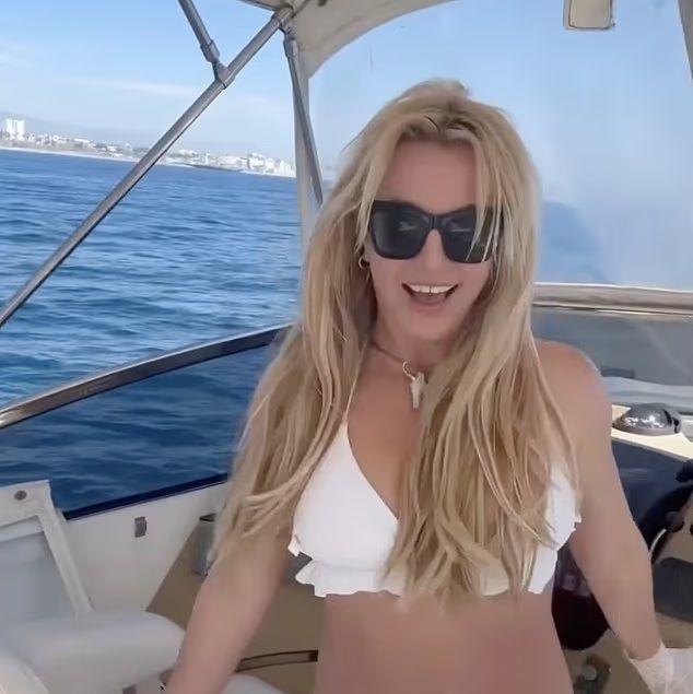 44岁布兰妮和俩儿子久违同框，游艇上着泳衣跳舞很开心，却引发担忧