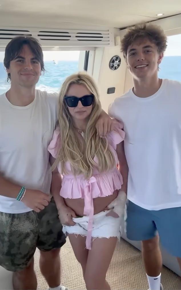 44岁布兰妮和俩儿子久违同框，游艇上着泳衣跳舞很开心，却引发担忧