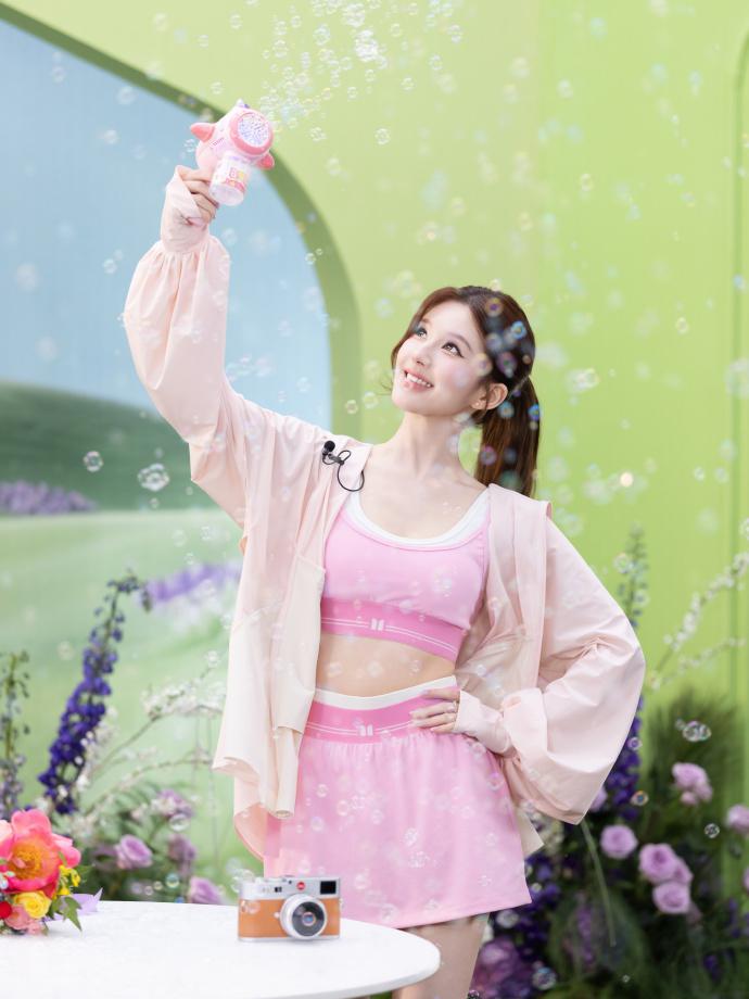 赵露思穿粉色运动套装 笑眼盈盈活力四射