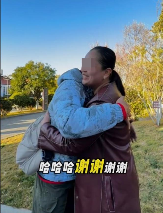 64岁黄日华被女粉丝包围求拥抱，幽默搬老友何家劲挡驾