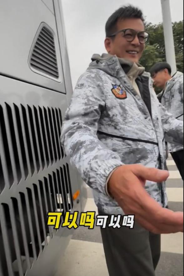 64岁黄日华被女粉丝包围求拥抱，幽默搬老友何家劲挡驾