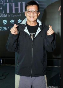 64岁黄日华被女粉丝包围求拥抱，幽默搬老友何家劲挡驾