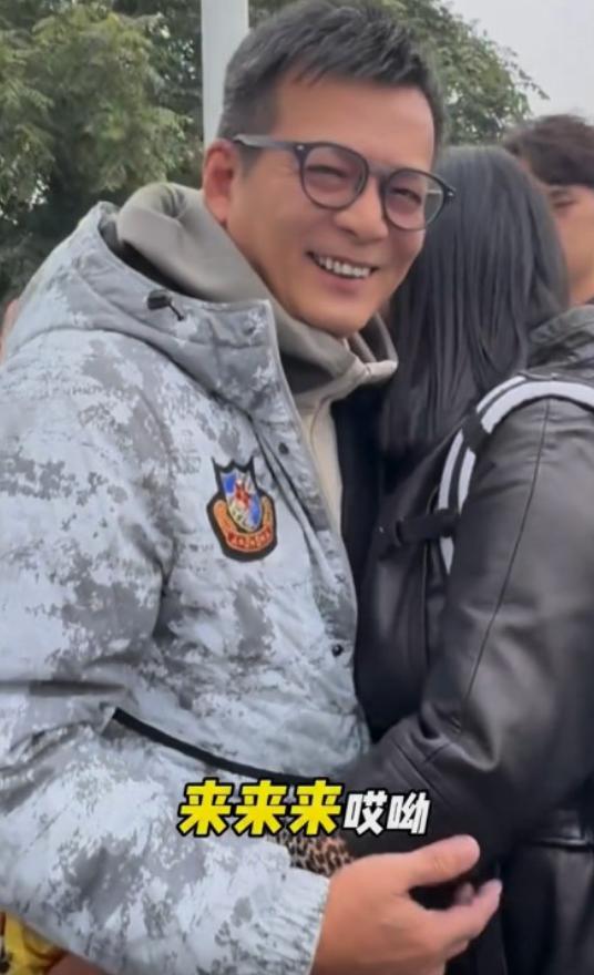 64岁黄日华被女粉丝包围求拥抱，幽默搬老友何家劲挡驾