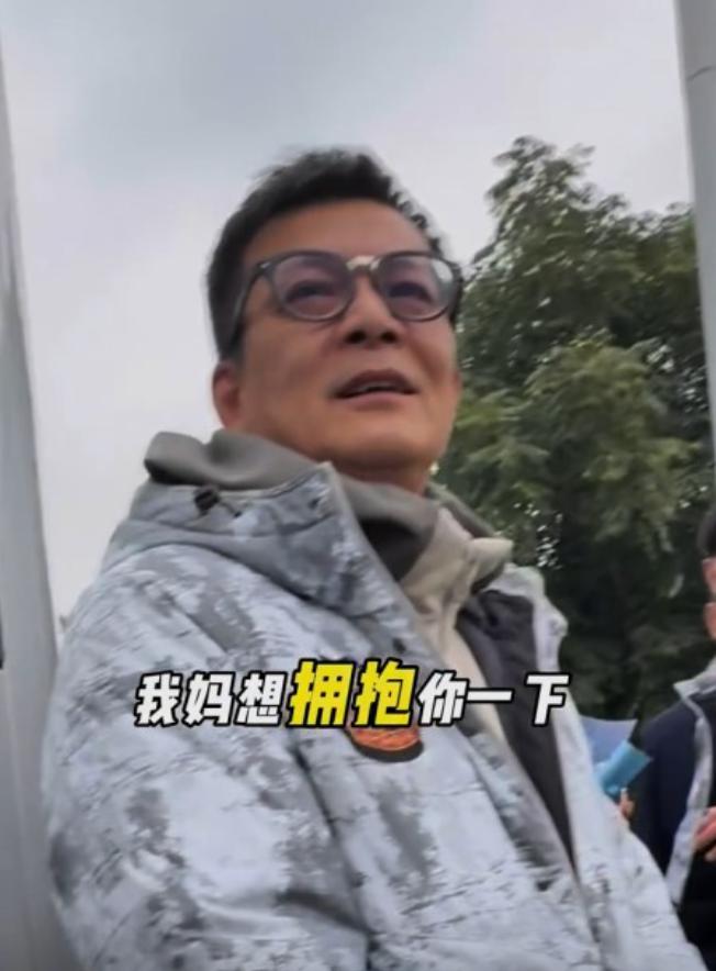 64岁黄日华被女粉丝包围求拥抱，幽默搬老友何家劲挡驾