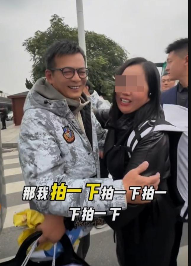 64岁黄日华被女粉丝包围求拥抱，幽默搬老友何家劲挡驾