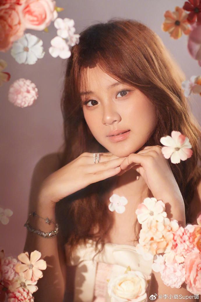 李小璐晒与女儿合照，13岁甜馨身高超妈妈，染发浓妆美的太惊艳