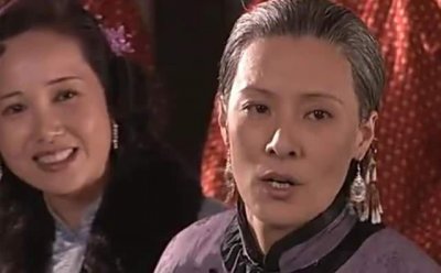 61岁李萍停工陪女儿坐月子，斯诺吃回奶药不喂母乳，产后7天逛街