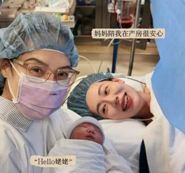 61岁李萍停工陪女儿坐月子，斯诺吃回奶药不喂母乳，产后7天逛街