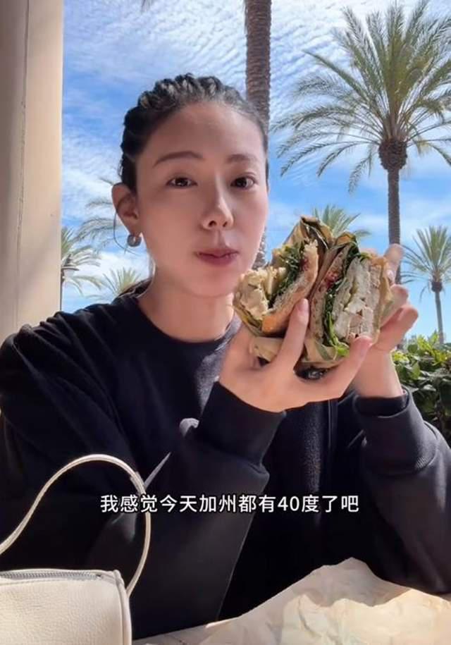 61岁李萍停工陪女儿坐月子，斯诺吃回奶药不喂母乳，产后7天逛街
