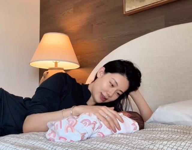 61岁李萍停工陪女儿坐月子，斯诺吃回奶药不喂母乳，产后7天逛街