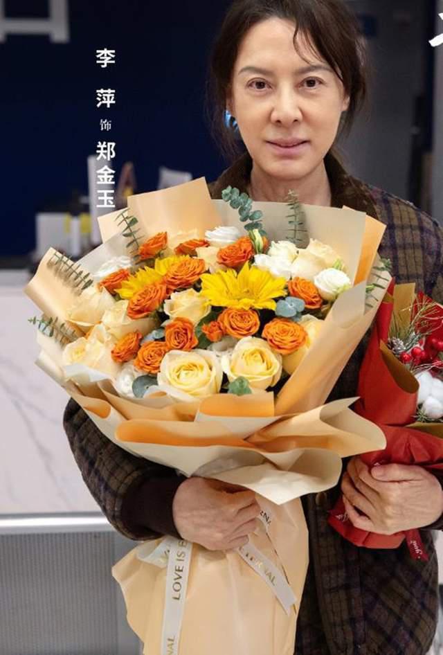 61岁李萍停工陪女儿坐月子，斯诺吃回奶药不喂母乳，产后7天逛街