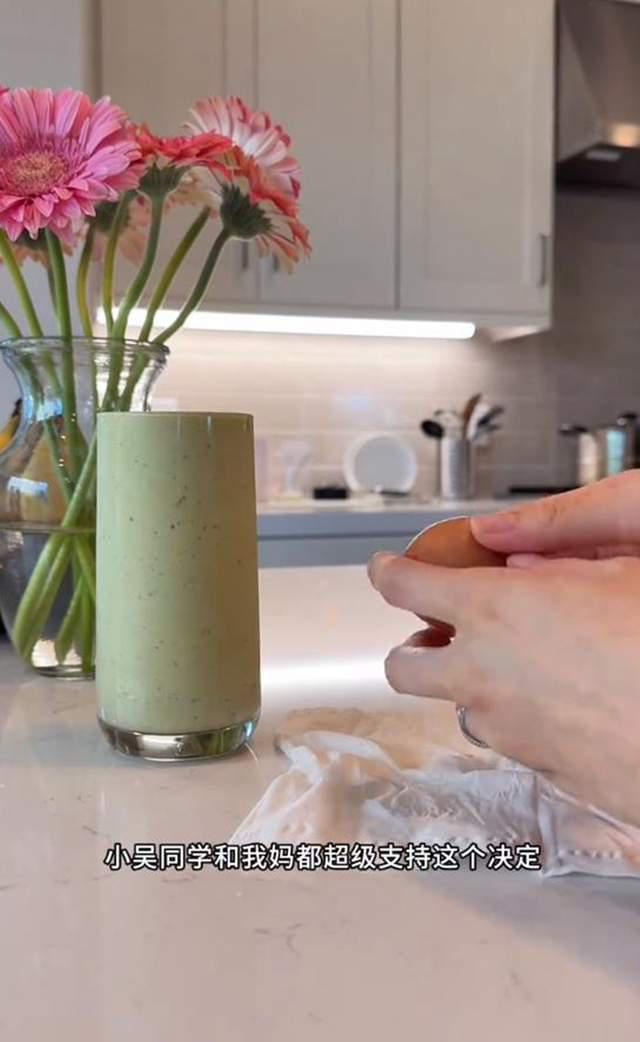 61岁李萍停工陪女儿坐月子，斯诺吃回奶药不喂母乳，产后7天逛街