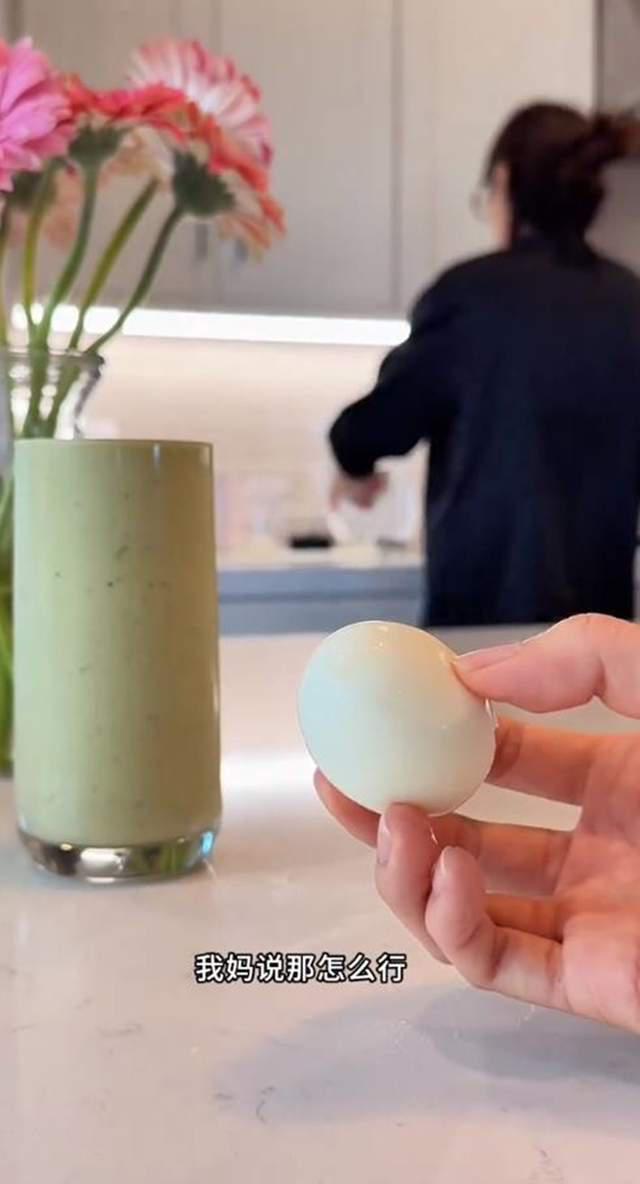 61岁李萍停工陪女儿坐月子，斯诺吃回奶药不喂母乳，产后7天逛街