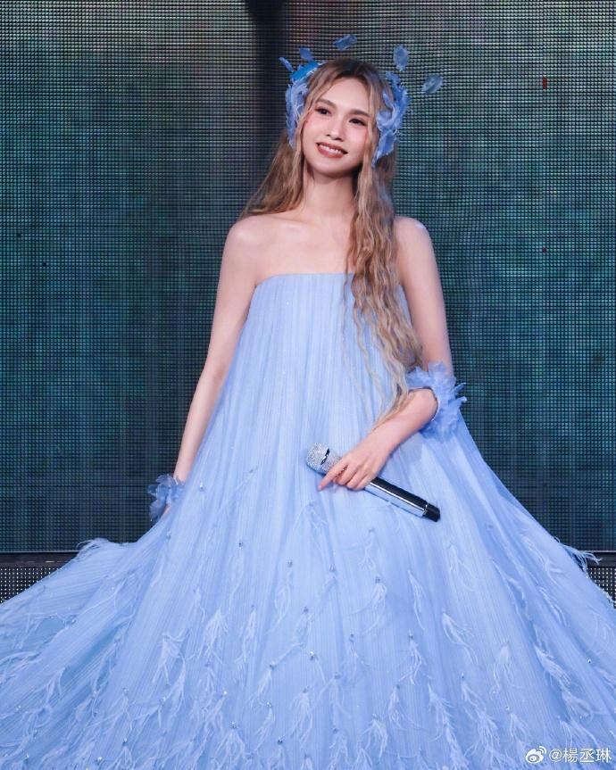 杨丞琳演唱会李荣浩探班，调侃自己是合格人妻，介绍枕边人害羞了