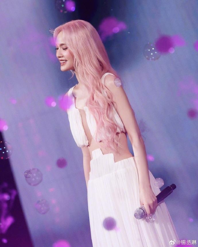 杨丞琳演唱会李荣浩探班，调侃自己是合格人妻，介绍枕边人害羞了