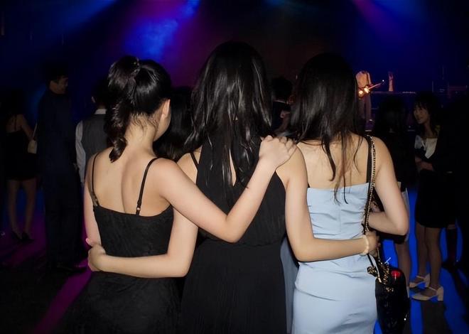 小S女儿被酸不读书想嫁豪门,14岁许老三霸气回怼:我们就是豪门