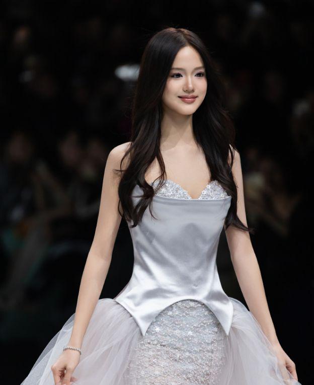 上海这天,赵露思身材傲人,被张萌吓一跳,满头银发的雪姨赢麻了