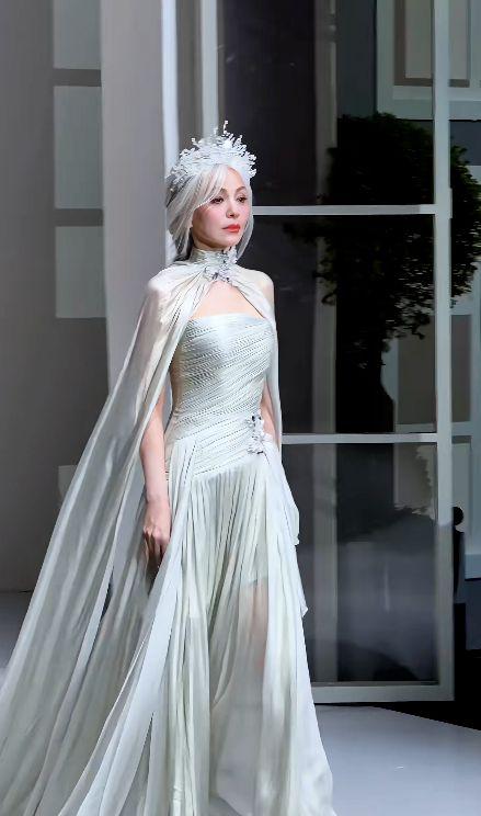 上海这天,赵露思身材傲人,被张萌吓一跳,满头银发的雪姨赢麻了