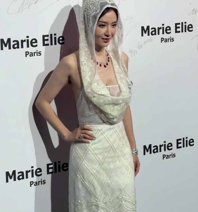 上海这天,赵露思身材傲人,被张萌吓一跳,满头银发的雪姨赢麻了