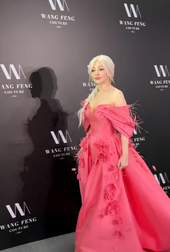 上海这天,赵露思身材傲人,被张萌吓一跳,满头银发的雪姨赢麻了