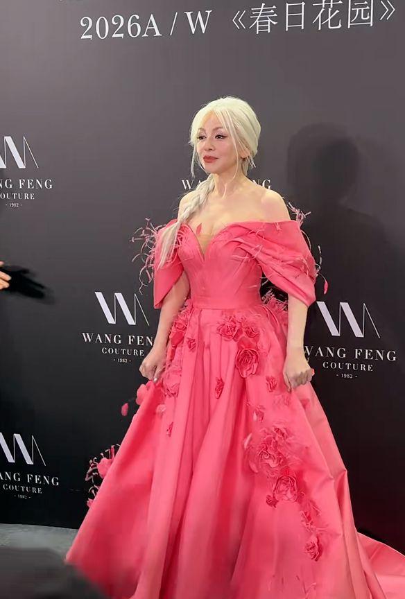 上海这天,赵露思身材傲人,被张萌吓一跳,满头银发的雪姨赢麻了