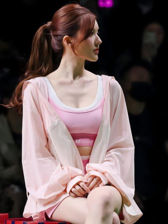 上海这天,赵露思身材傲人,被张萌吓一跳,满头银发的雪姨赢麻了