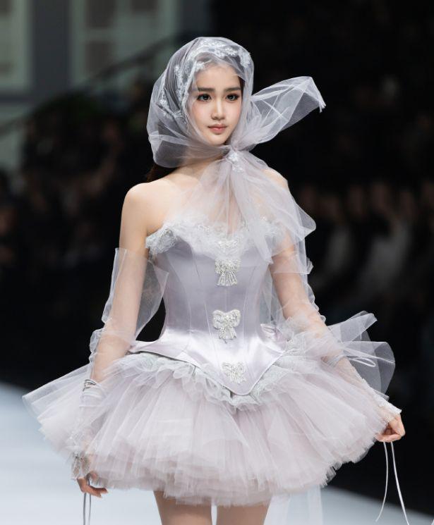 上海这天,赵露思身材傲人,被张萌吓一跳,满头银发的雪姨赢麻了