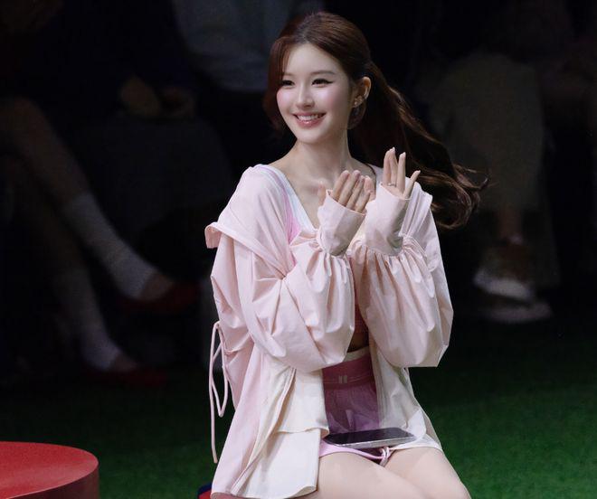 上海这天,赵露思身材傲人,被张萌吓一跳,满头银发的雪姨赢麻了