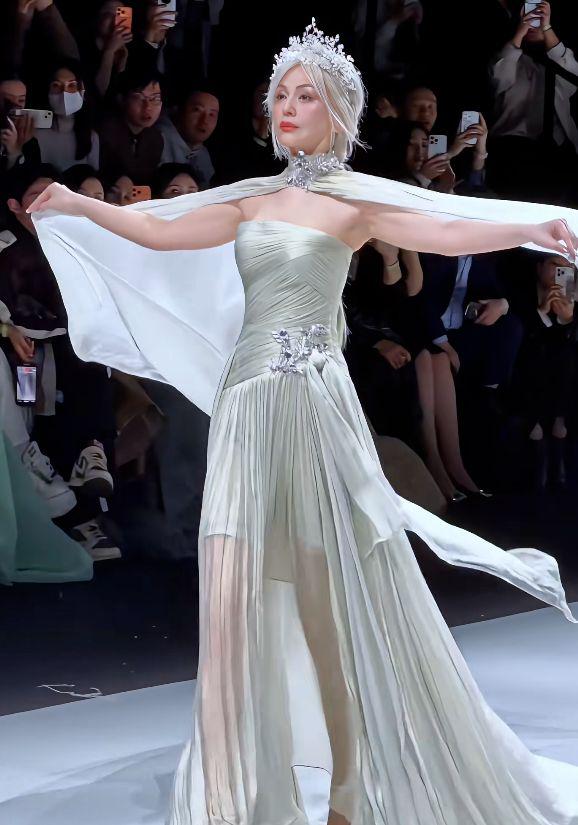 上海这天,赵露思身材傲人,被张萌吓一跳,满头银发的雪姨赢麻了