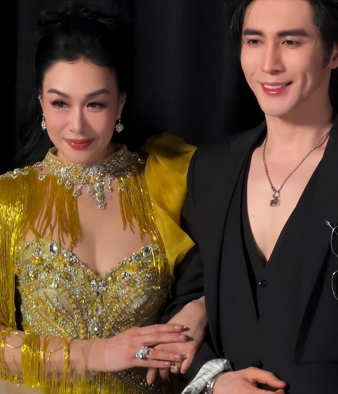 上海这天,赵露思身材傲人,被张萌吓一跳,满头银发的雪姨赢麻了