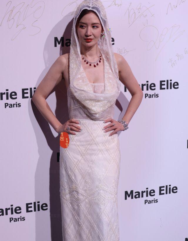 上海这天,赵露思身材傲人,被张萌吓一跳,满头银发的雪姨赢麻了