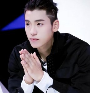 上海这天，赵露思身材傲人，被张萌吓一跳，满头银发的雪姨赢麻了