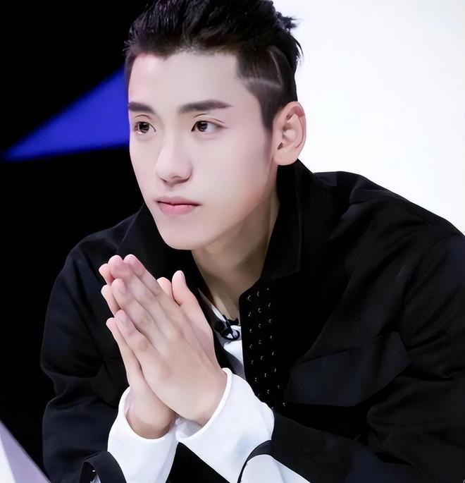 上海这天,赵露思身材傲人,被张萌吓一跳,满头银发的雪姨赢麻了