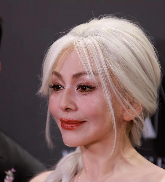 上海这天,赵露思身材傲人,被张萌吓一跳,满头银发的雪姨赢麻了