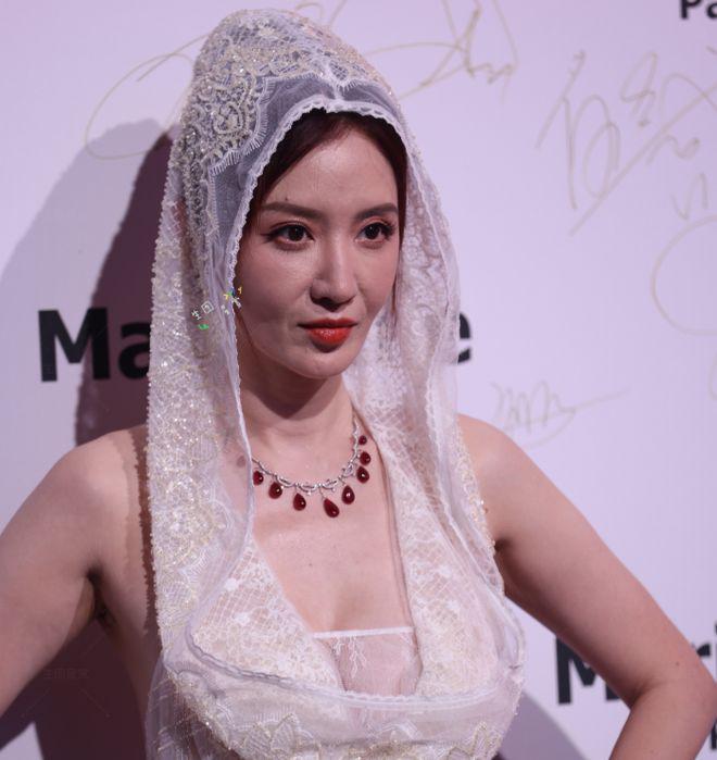 上海这天,赵露思身材傲人,被张萌吓一跳,满头银发的雪姨赢麻了