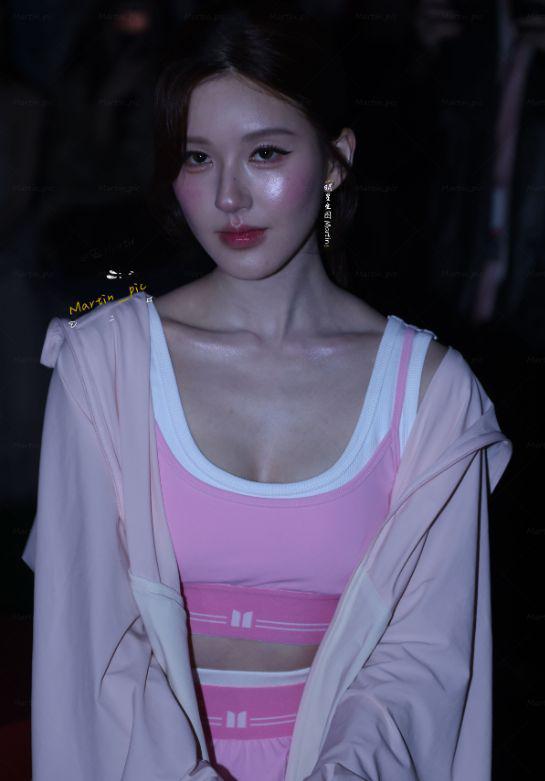 上海这天,赵露思身材傲人,被张萌吓一跳,满头银发的雪姨赢麻了