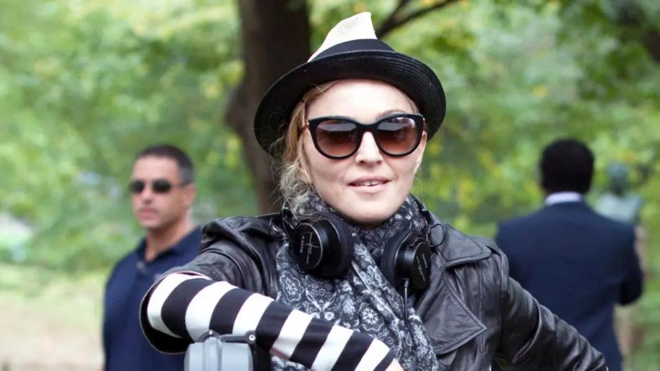 67岁麦当娜整容近照吓坏全网:面部浮肿如蜡像,粉丝泪崩求别再动脸