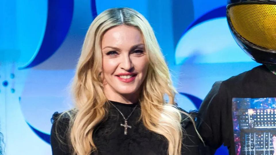 67岁麦当娜整容近照吓坏全网:面部浮肿如蜡像,粉丝泪崩求别再动脸