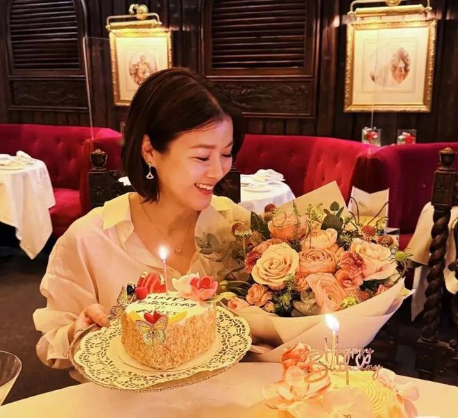 前TVB花旦获富贵闺蜜团提前庆祝45岁生日，成功跻身香港上流圈