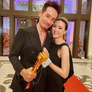 前TVB花旦获富贵闺蜜团提前庆祝45岁生日，成功跻身香港上流圈