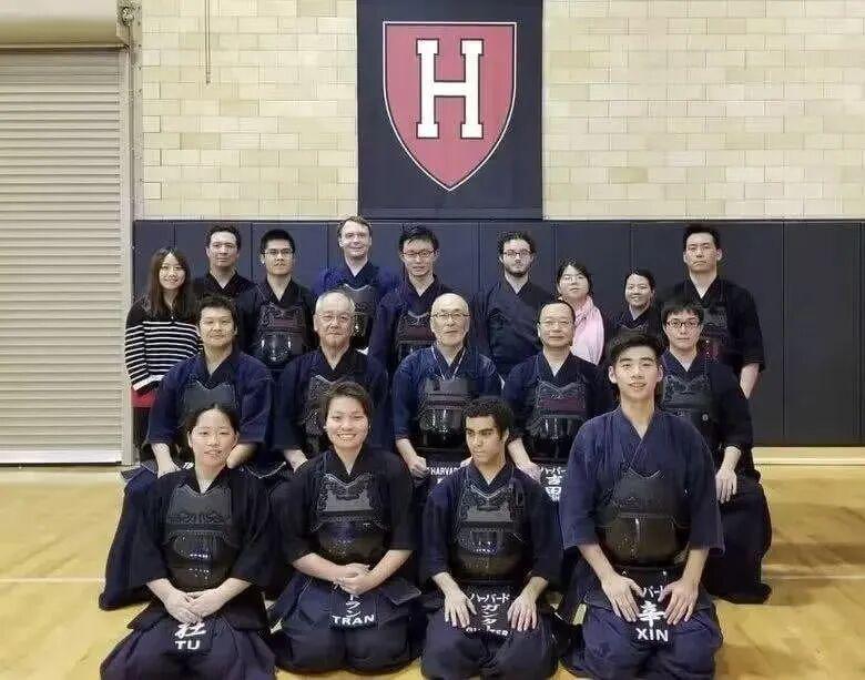 当年被嘲配不上何超盈，如今成豪门女婿天花板，辛奇隆凭什么？